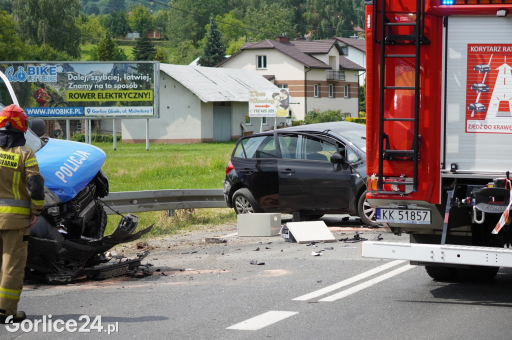 Wypadek radiowozu z osobówką w Szymbarku na DK28
