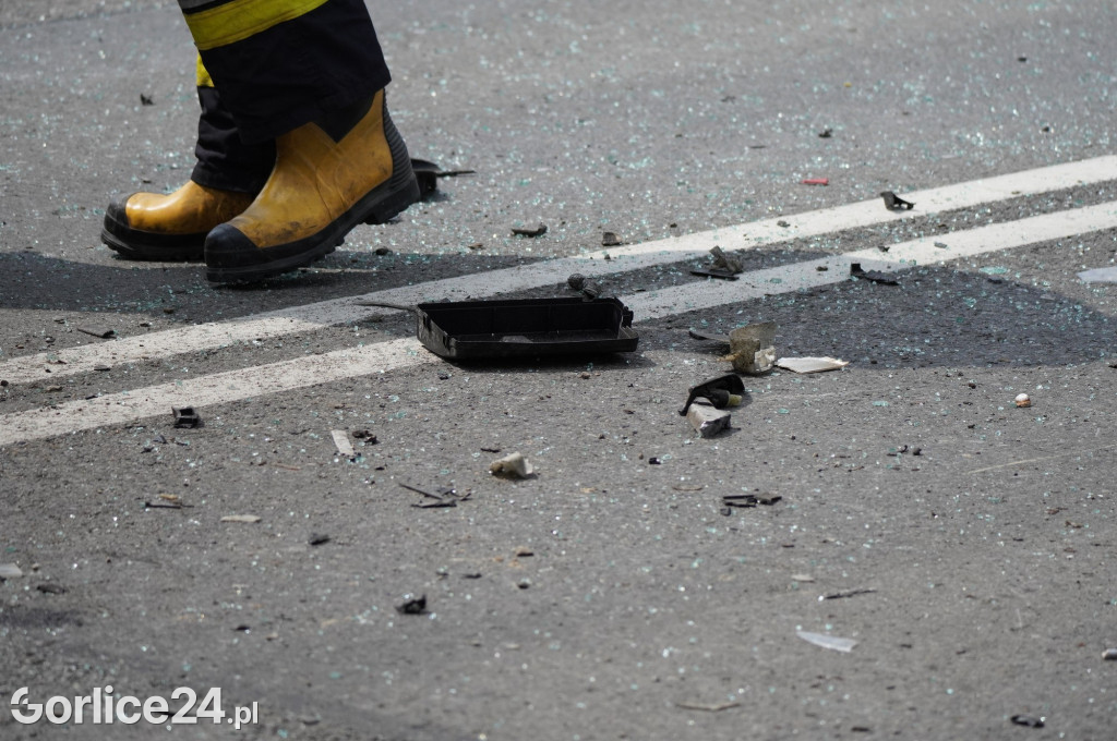 Wypadek radiowozu z osobówką w Szymbarku na DK28