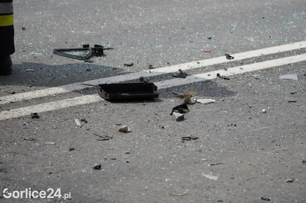 Wypadek radiowozu z osobówką w Szymbarku na DK28