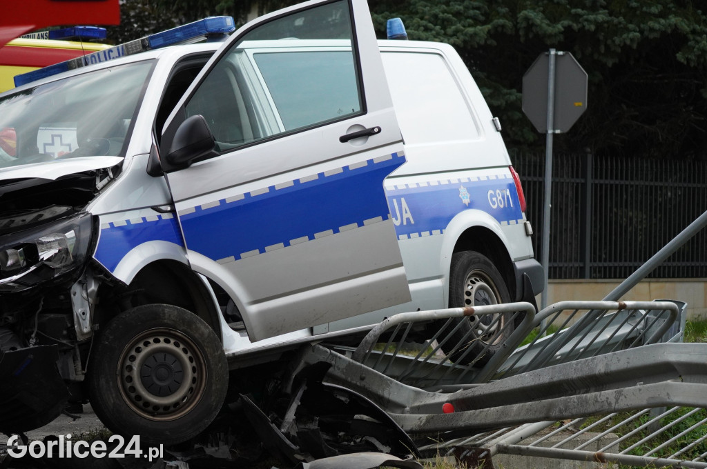 Wypadek radiowozu z osobówką w Szymbarku na DK28