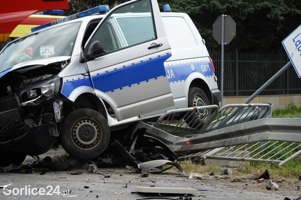 Wypadek radiowozu z osobówką w Szymbarku na DK28