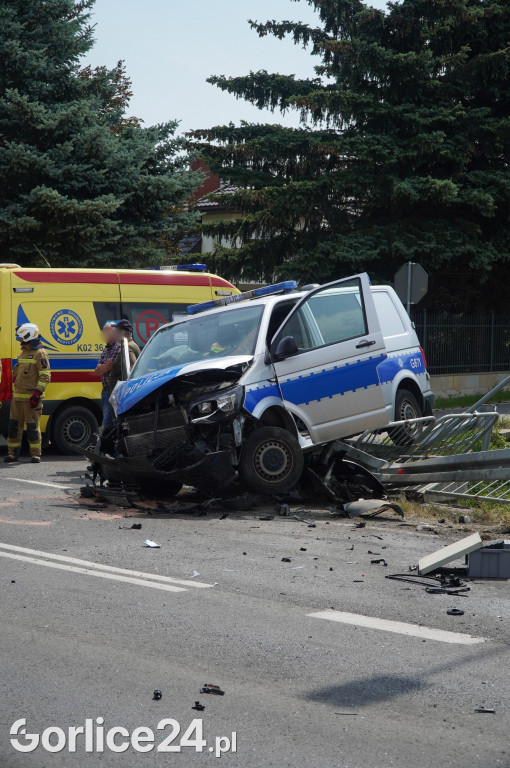 Wypadek radiowozu z osobówką w Szymbarku na DK28