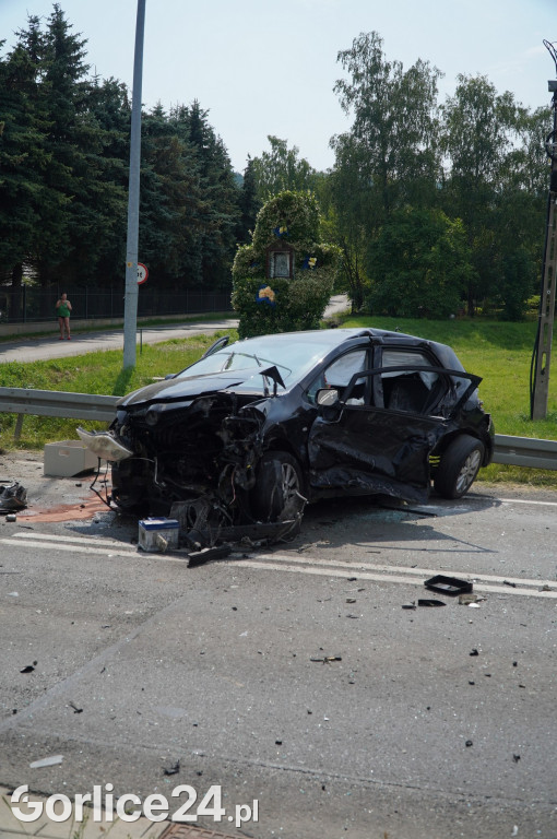 Wypadek radiowozu z osobówką w Szymbarku na DK28