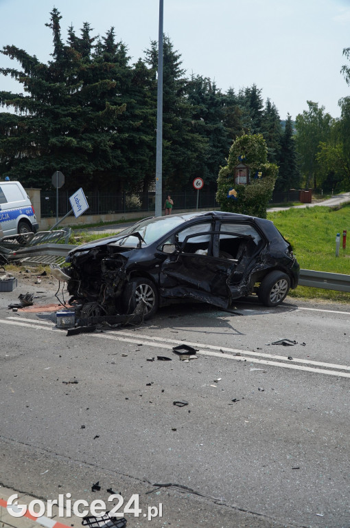 Wypadek radiowozu z osobówką w Szymbarku na DK28
