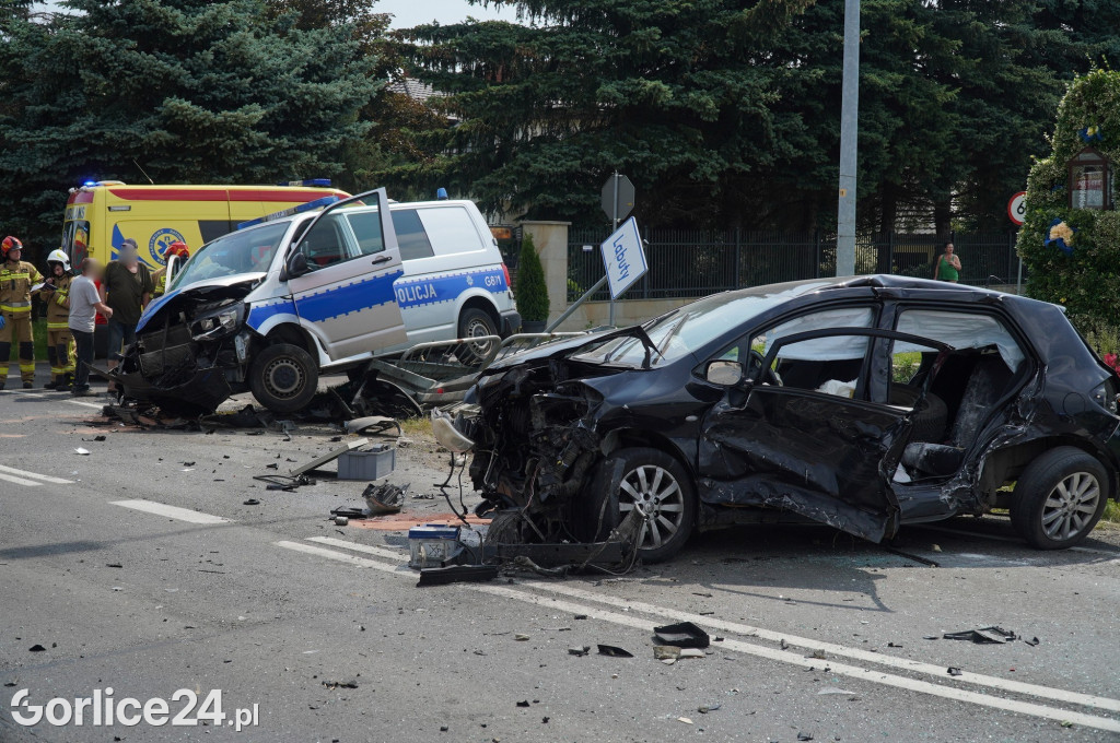Wypadek radiowozu z osobówką w Szymbarku na DK28