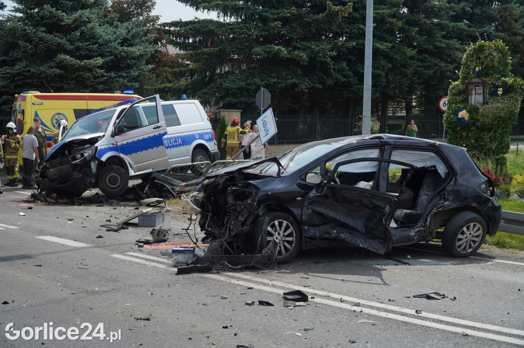 Wypadek radiowozu z osobówką w Szymbarku na DK28