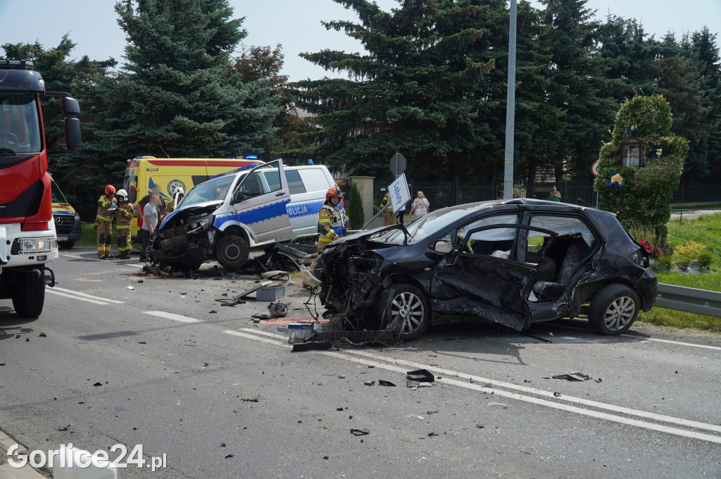 Wypadek radiowozu z osobówką w Szymbarku na DK28