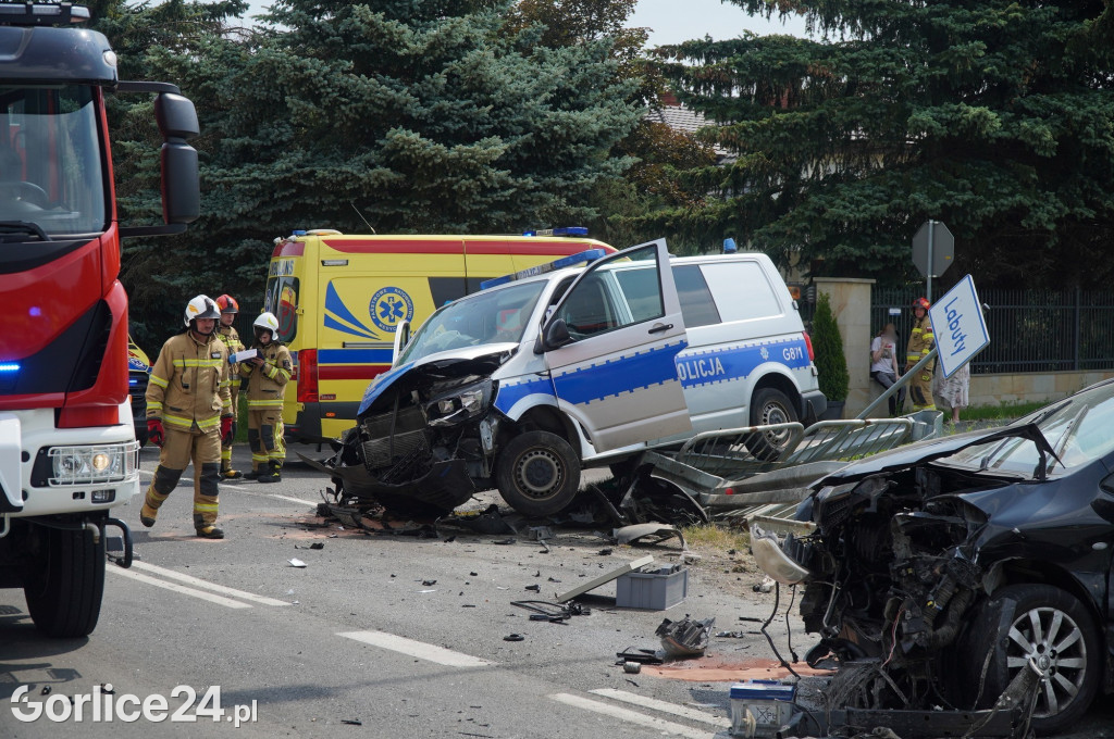 Wypadek radiowozu z osobówką w Szymbarku na DK28