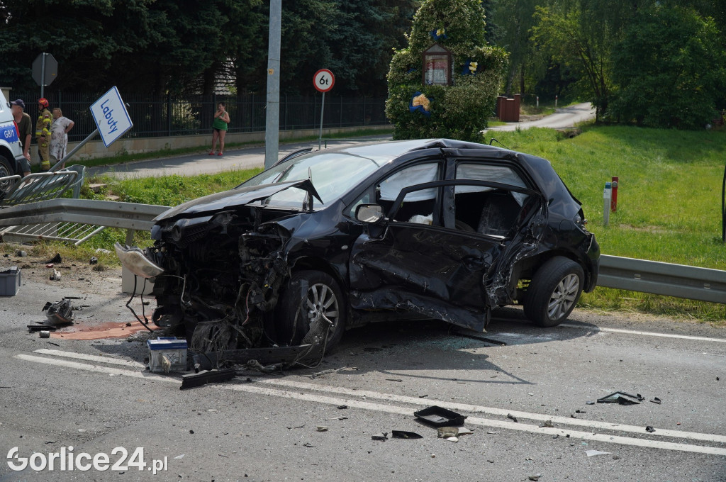 Wypadek radiowozu z osobówką w Szymbarku na DK28