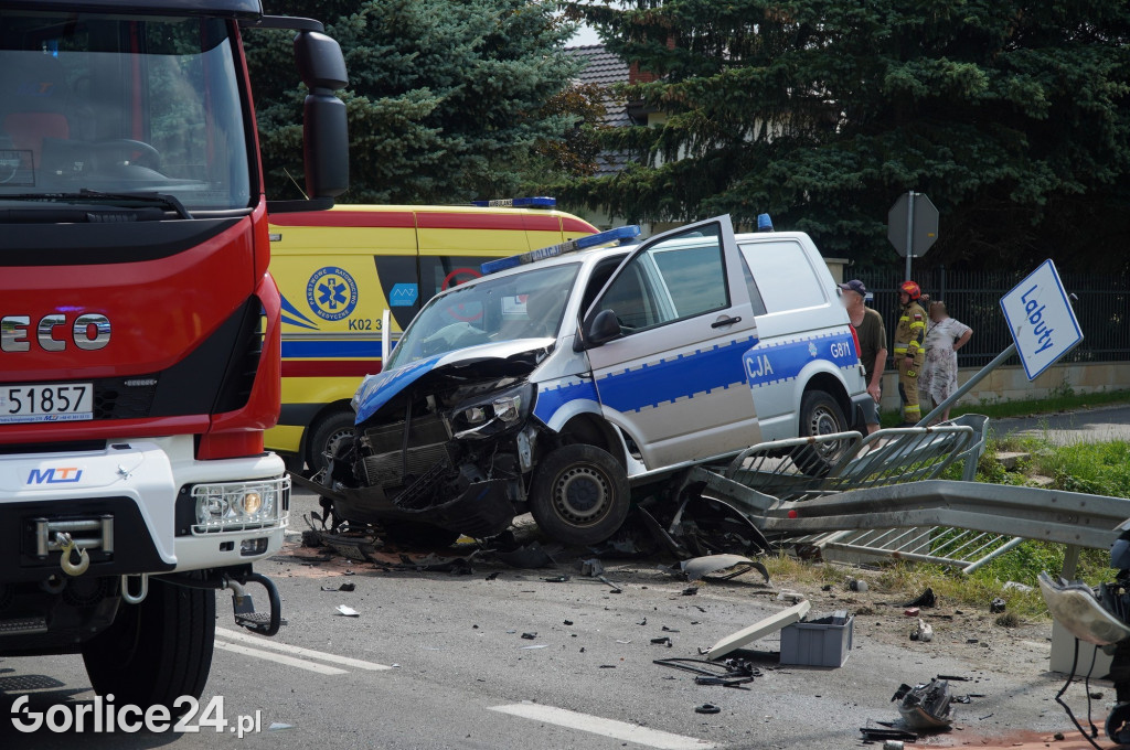Wypadek radiowozu z osobówką w Szymbarku na DK28