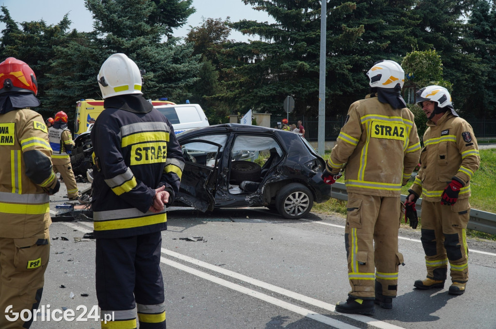 Wypadek radiowozu z osobówką w Szymbarku na DK28