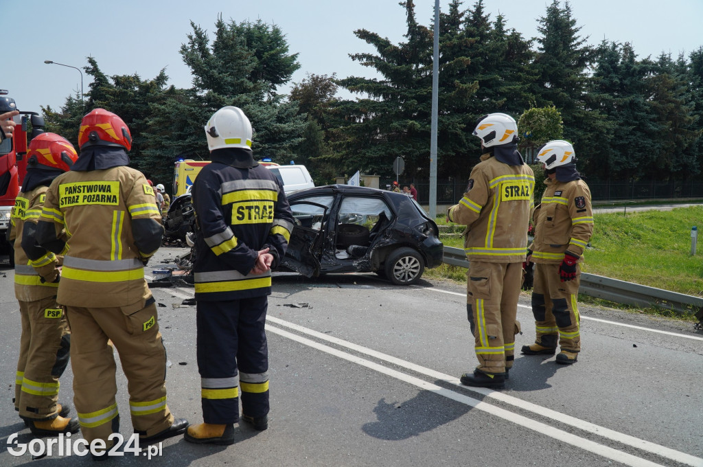 Wypadek radiowozu z osobówką w Szymbarku na DK28