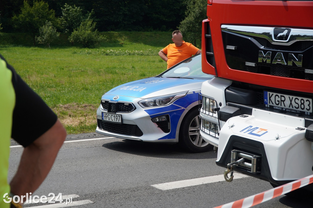 Wypadek radiowozu z osobówką w Szymbarku na DK28