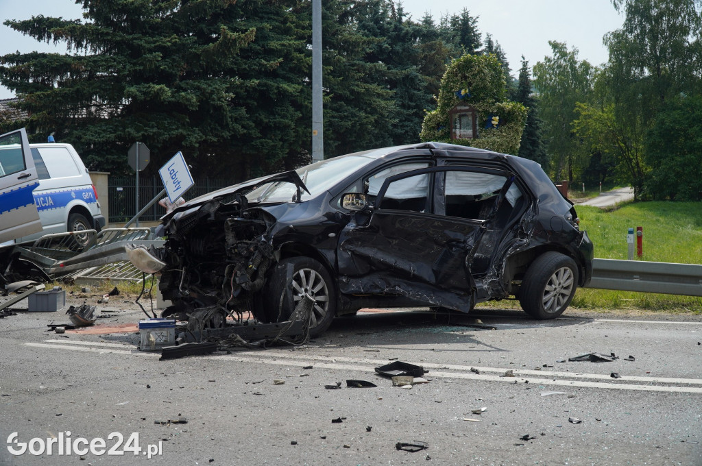 Wypadek radiowozu z osobówką w Szymbarku na DK28