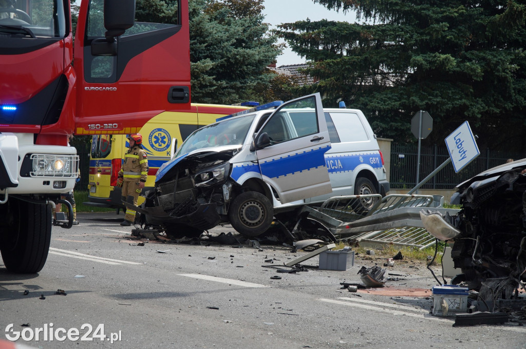 Wypadek radiowozu z osobówką w Szymbarku na DK28