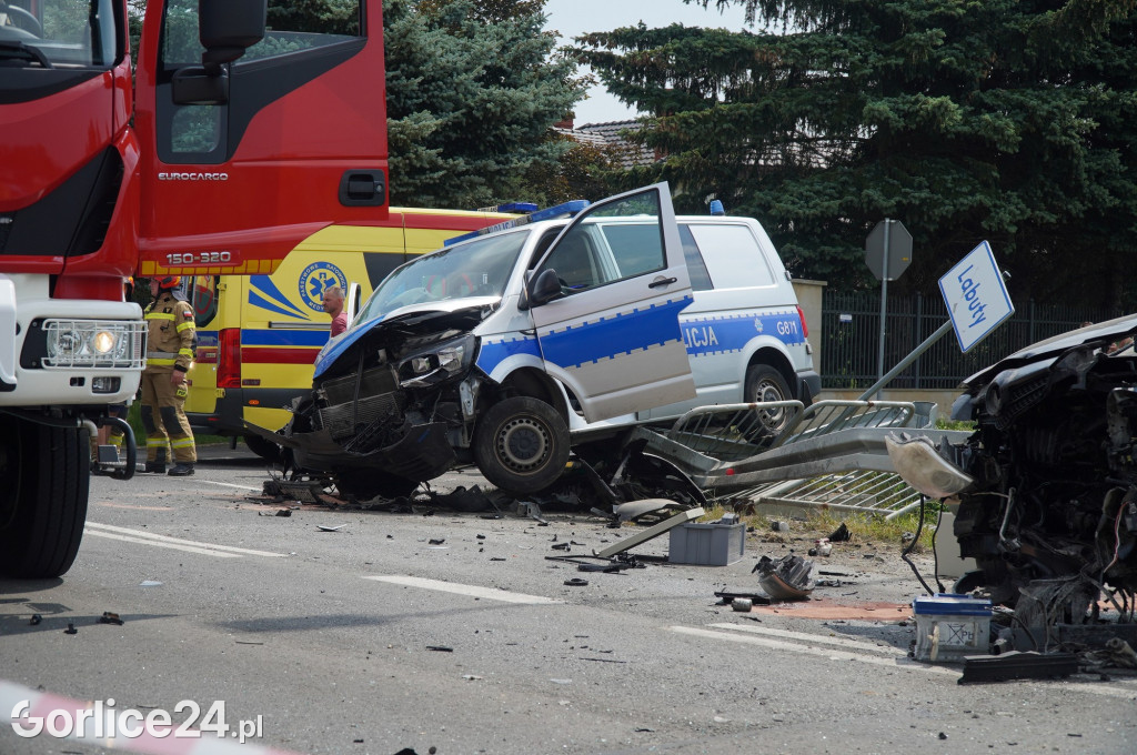 Wypadek radiowozu z osobówką w Szymbarku na DK28