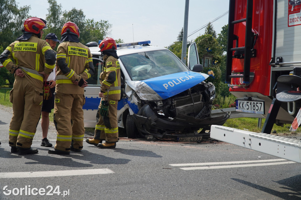 Wypadek radiowozu z osobówką w Szymbarku na DK28