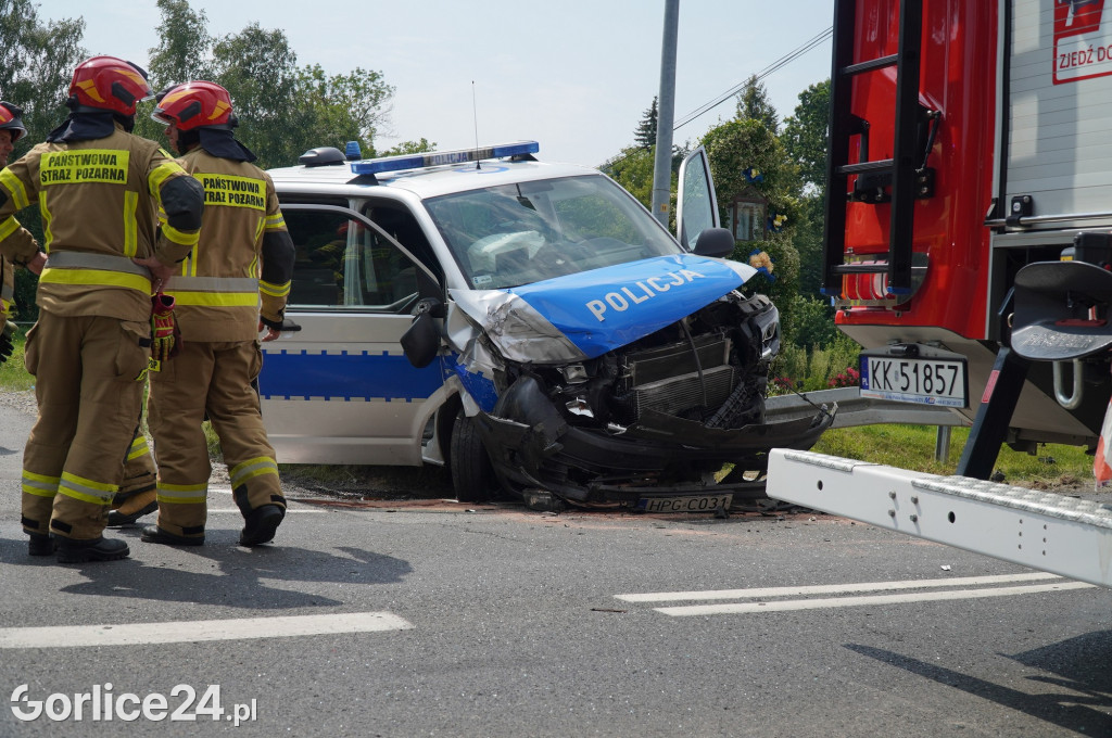 Wypadek radiowozu z osobówką w Szymbarku na DK28
