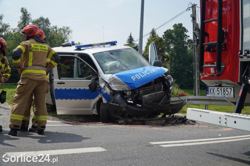 Wypadek radiowozu z osobówką w Szymbarku na DK28