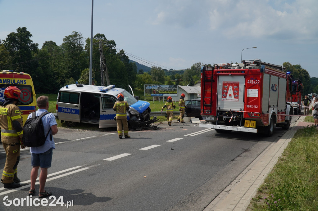 Wypadek radiowozu z osobówką w Szymbarku na DK28