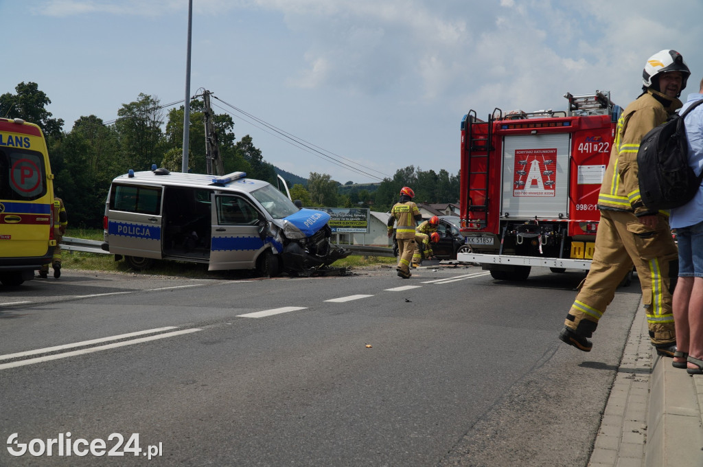 Wypadek radiowozu z osobówką w Szymbarku na DK28