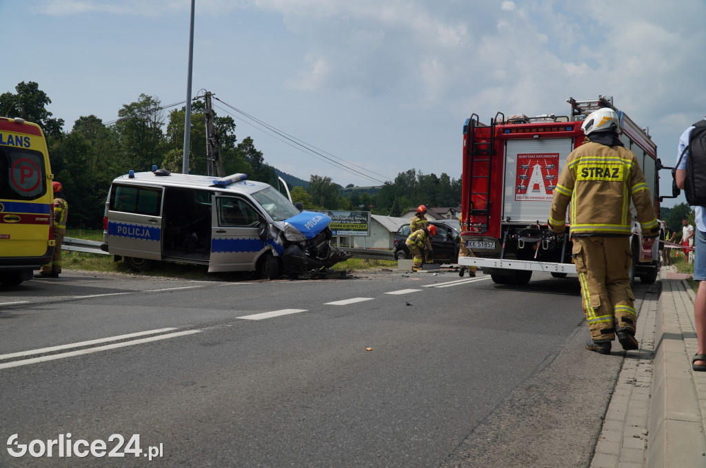 Wypadek radiowozu z osobówką w Szymbarku na DK28