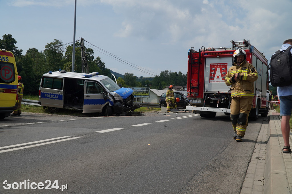 Wypadek radiowozu z osobówką w Szymbarku na DK28