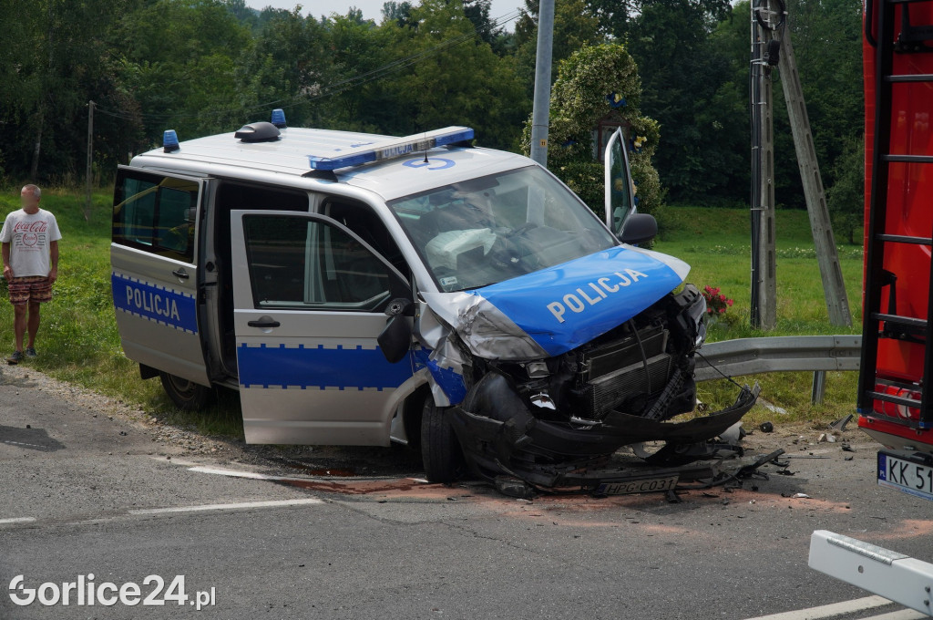 Wypadek radiowozu z osobówką w Szymbarku na DK28