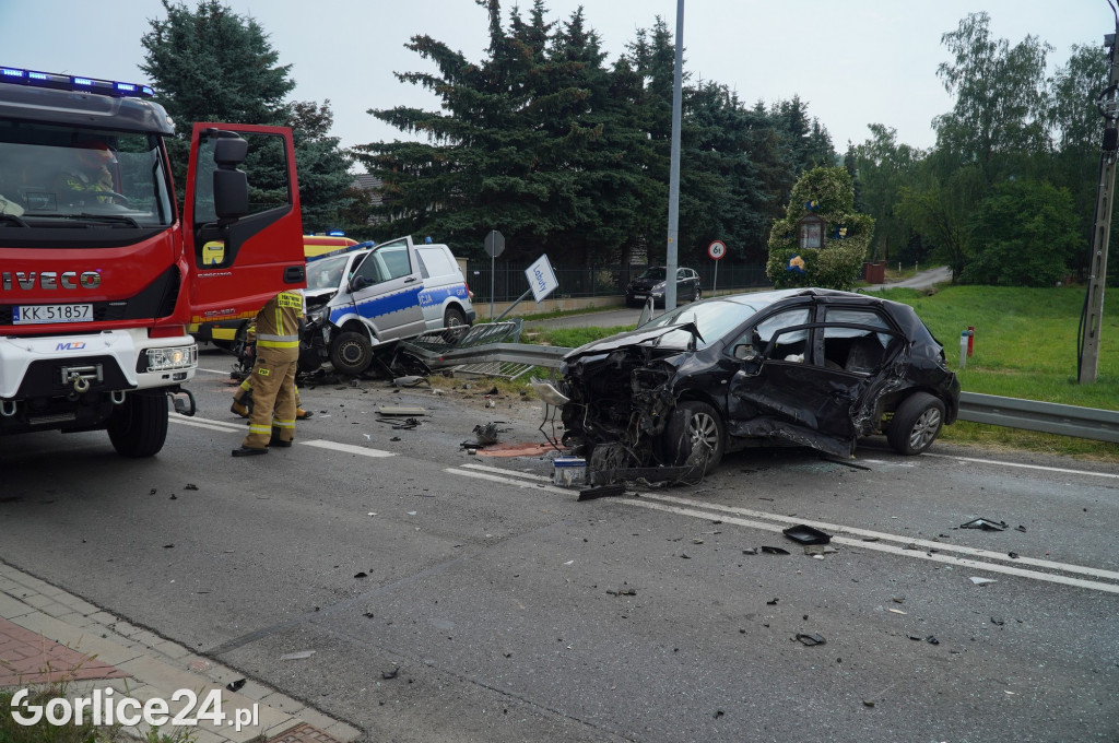 Wypadek radiowozu z osobówką w Szymbarku na DK28