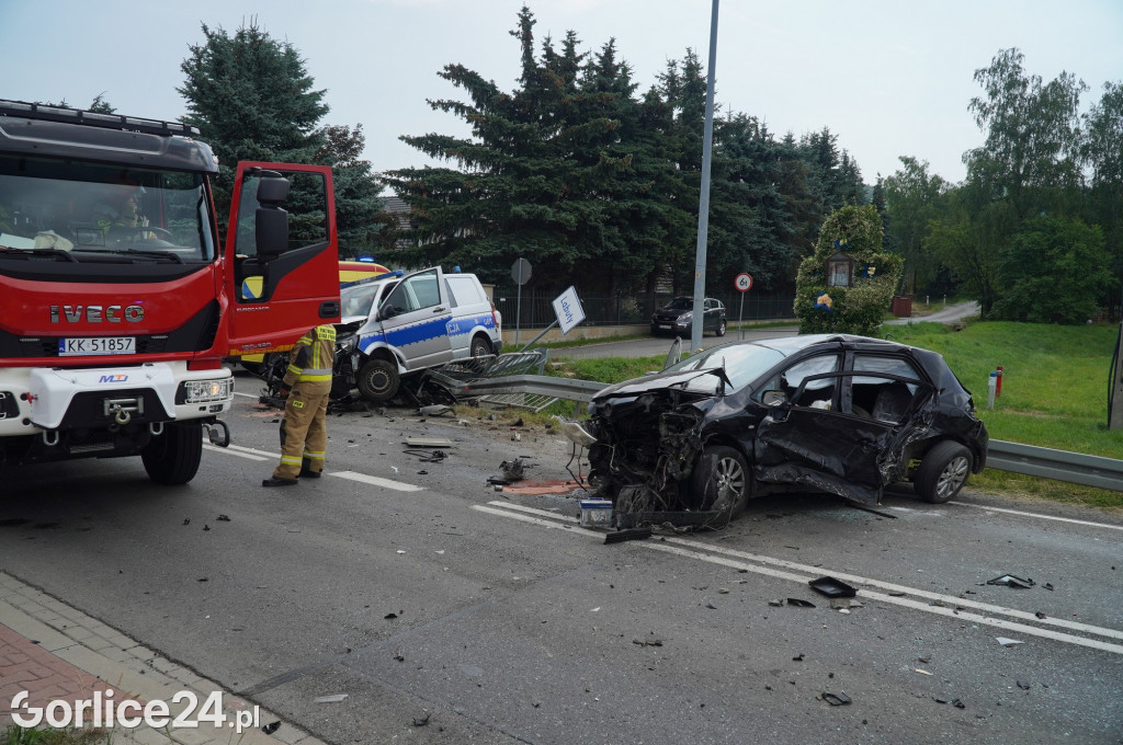 Wypadek radiowozu z osobówką w Szymbarku na DK28