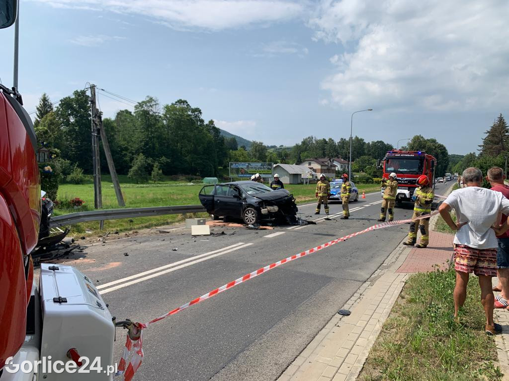 Wypadek radiowozu z osobówką w Szymbarku na DK28