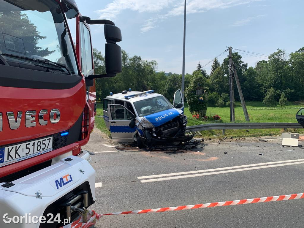 Wypadek radiowozu z osobówką w Szymbarku na DK28