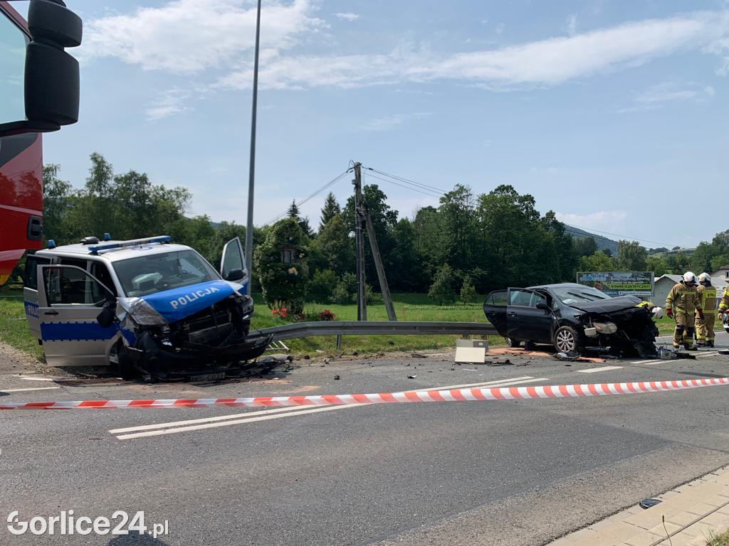 Wypadek radiowozu z osobówką w Szymbarku na DK28
