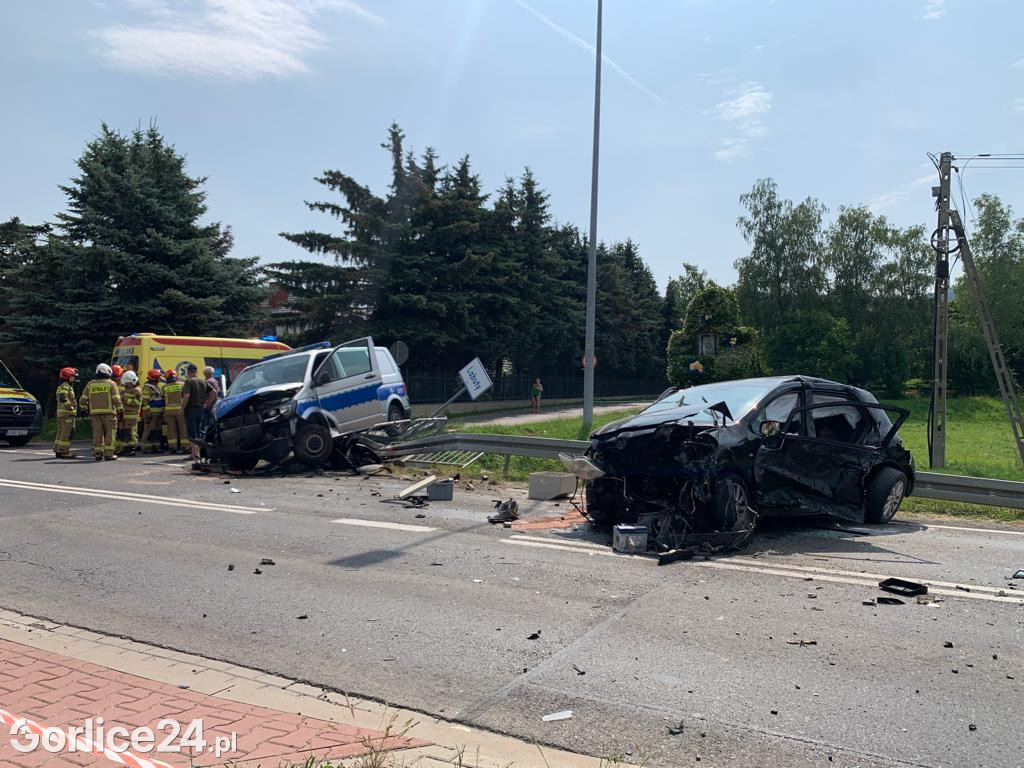 Wypadek radiowozu z osobówką w Szymbarku na DK28