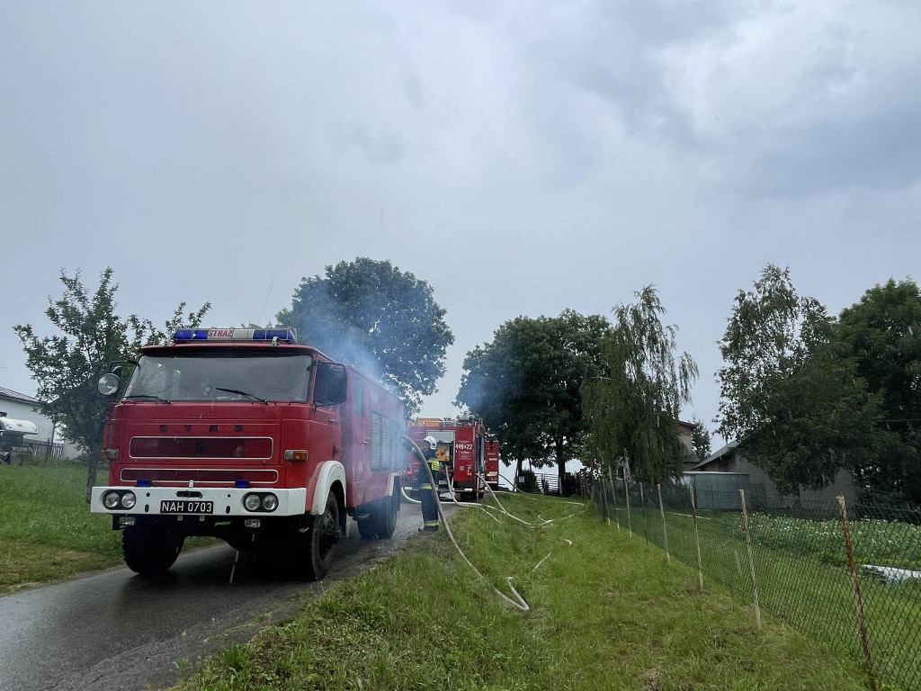 Dominikowice. Pożar drewna przy budynku gospodarczym