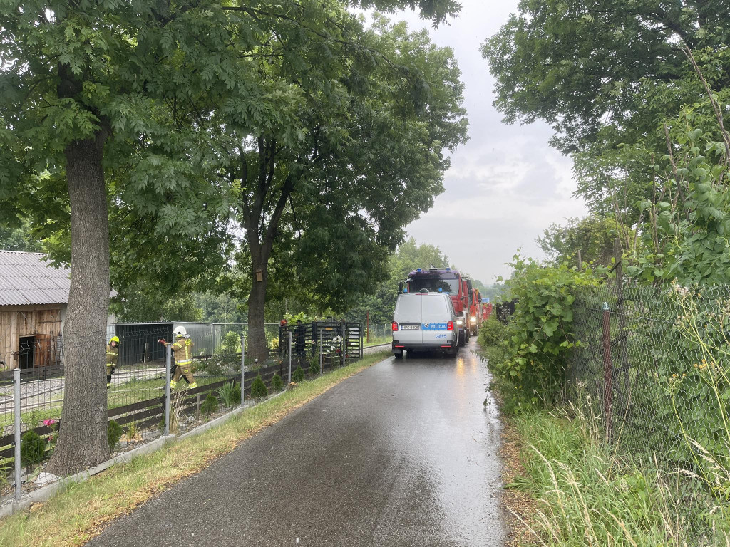 Dominikowice. Pożar drewna przy budynku gospodarczym