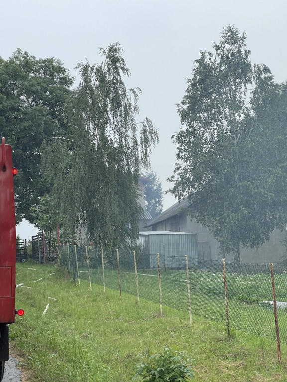Dominikowice. Pożar drewna przy budynku gospodarczym
