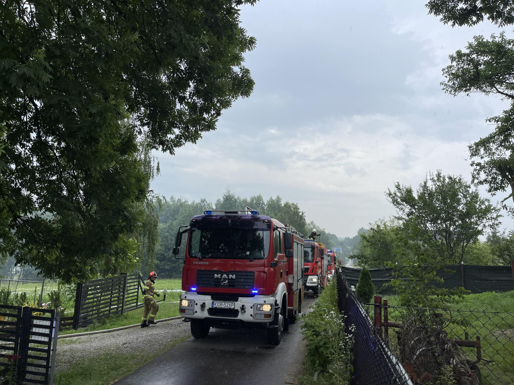 Dominikowice. Pożar drewna przy budynku gospodarczym