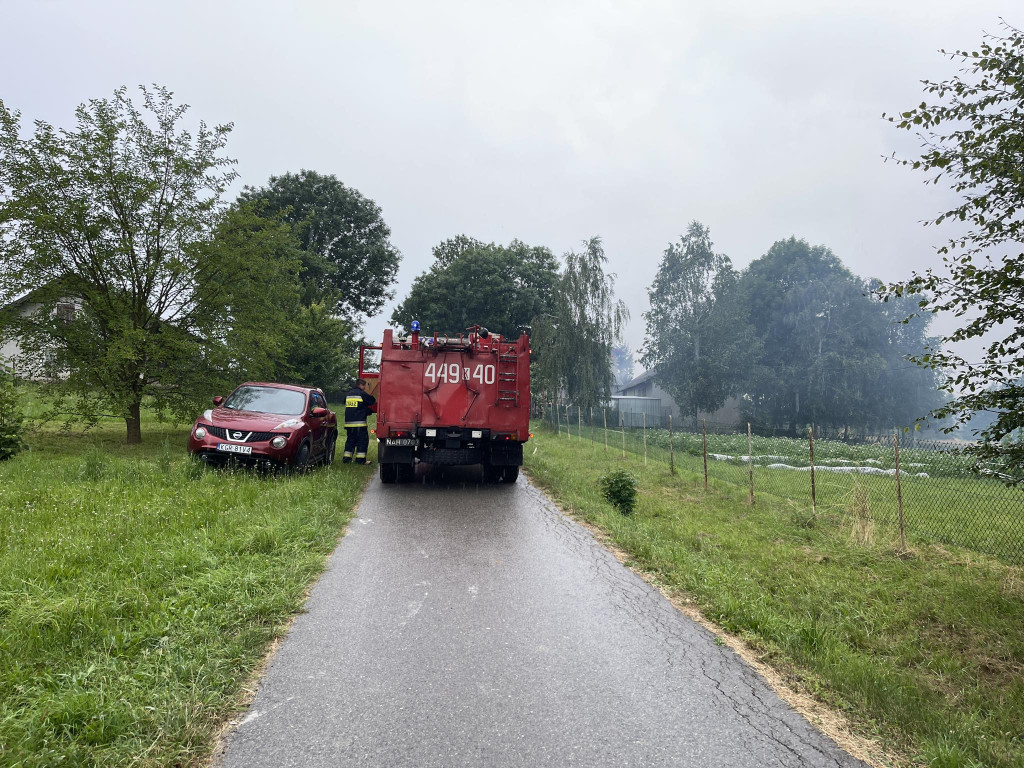 Dominikowice. Pożar drewna przy budynku gospodarczym