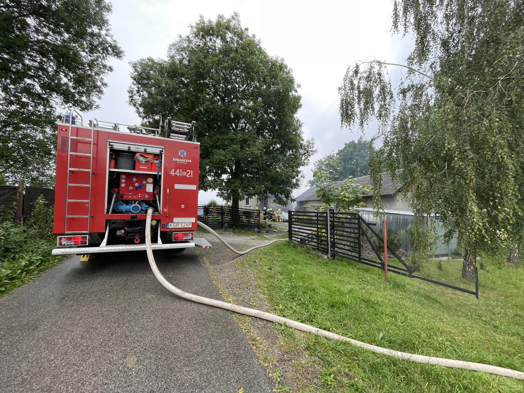 Dominikowice. Pożar drewna przy budynku gospodarczym