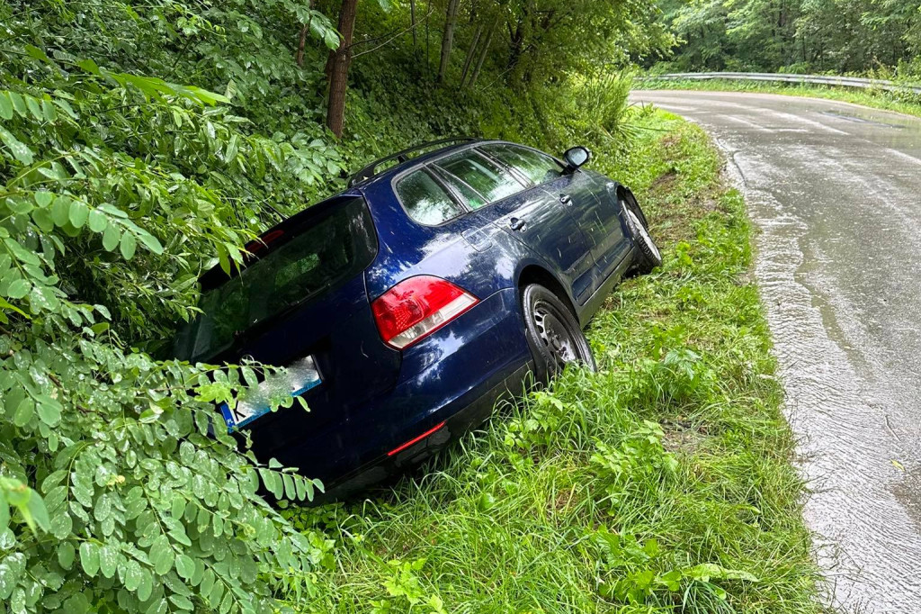 Szymbark. Volkswagen w rowie