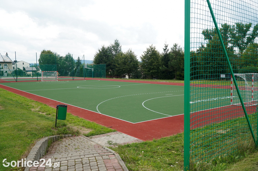 Boisko przy MZS nr 5 w Gorlicach