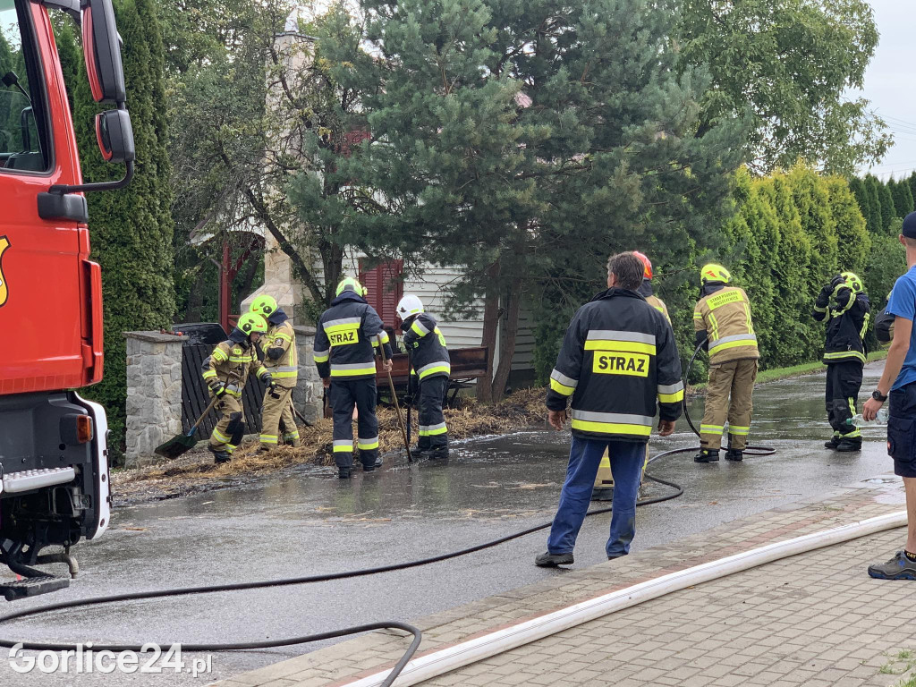 Staszkówka. Pożar słomy na przyczepie (16.08.)