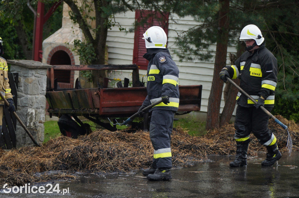 Staszkówka. Pożar słomy na przyczepie (16.08.)