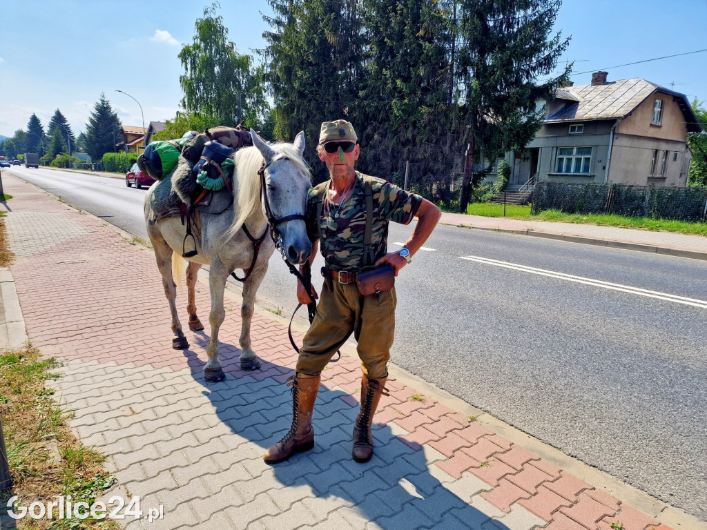Idzie z Wałbrzycha. Przemaszerował przez Gorlice