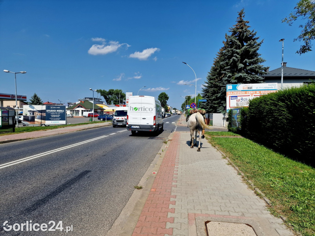 Idzie z Wałbrzycha. Przemaszerował przez Gorlice