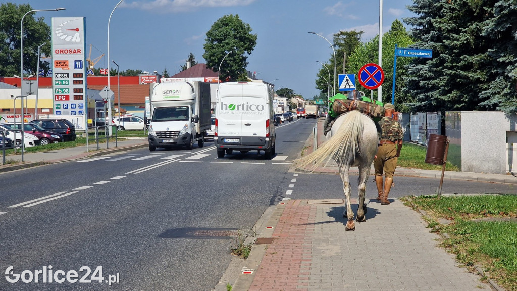 Idzie z Wałbrzycha. Przemaszerował przez Gorlice