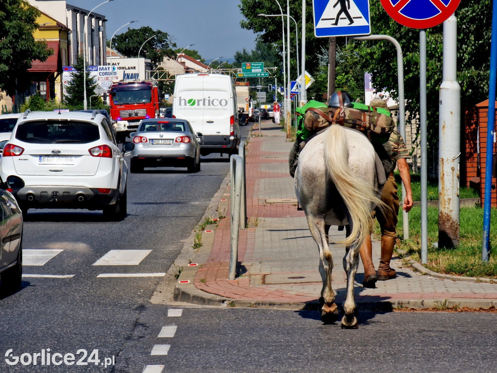 Idzie z Wałbrzycha. Przemaszerował przez Gorlice