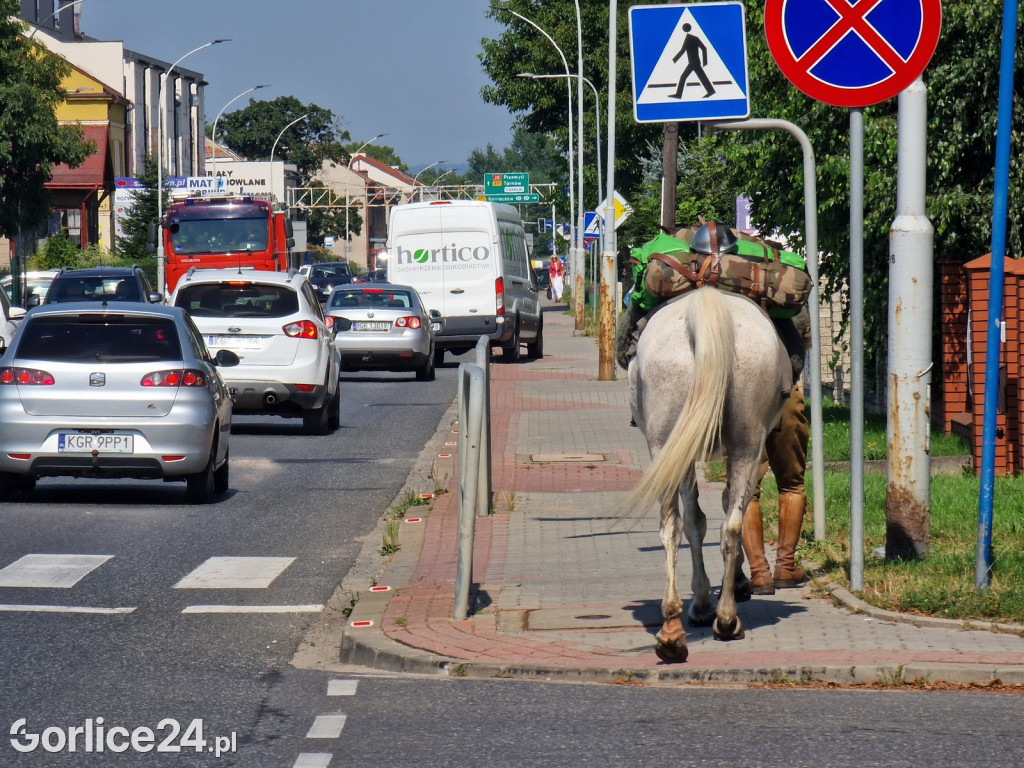 Idzie z Wałbrzycha. Przemaszerował przez Gorlice