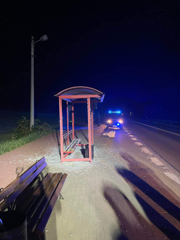 Biecz. Wybite szyby w przystankach
